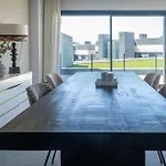 Apartment Contemporary 3-bedroom In Oasis 325