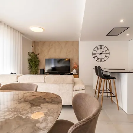 Apartment Contemporary 3-bedroom In Oasis 325 *