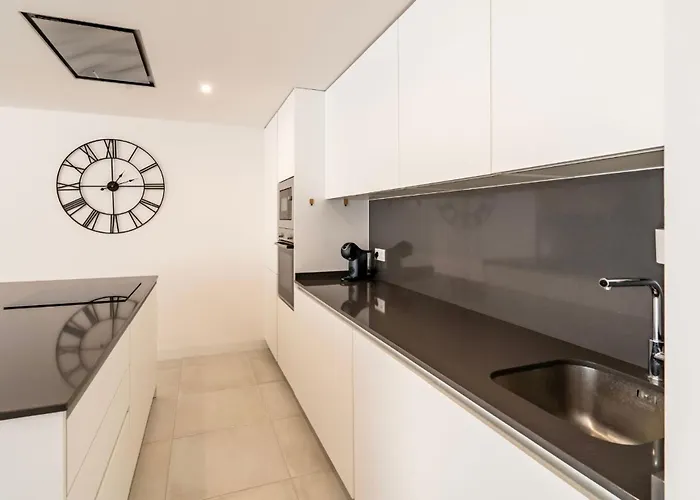 Contemporary 3-bedroom In Oasis 325 * Estepona