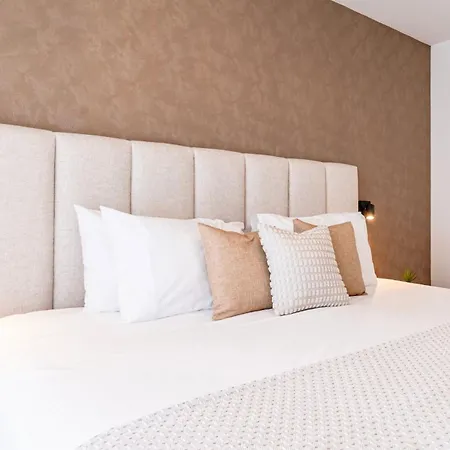 Contemporary 3-bedroom In Oasis 325