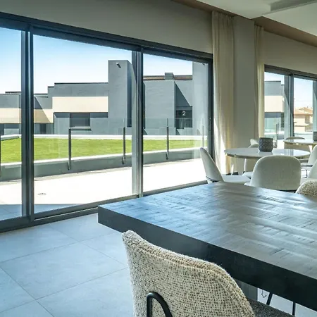 Contemporary 3-bedroom In Oasis 325 埃斯特波纳