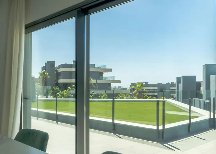 Contemporary 3-bedroom In Oasis 325 Apartment *