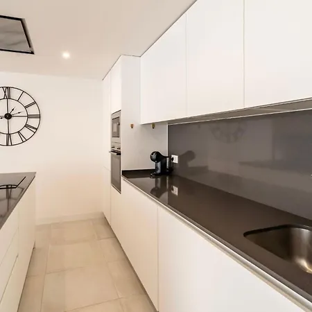 Contemporary 3-bedroom In Oasis 325 * אסטפונה