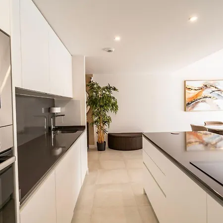 Contemporary 3-bedroom In Oasis 325 דירה