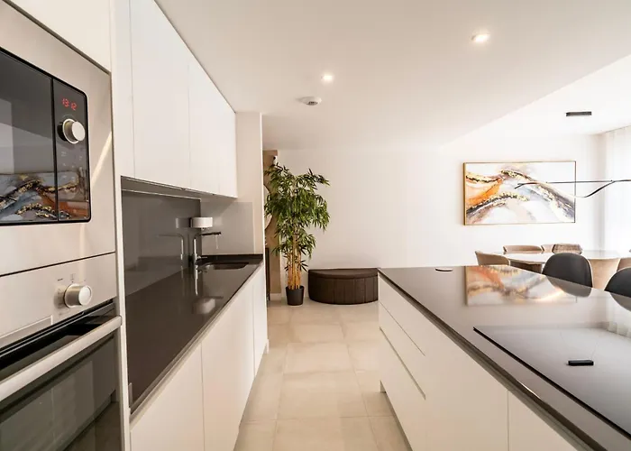 Contemporary 3-bedroom In Oasis 325 Apartamento